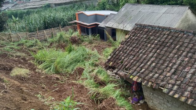 Kades Sukajaya Sangat Perihatin Terhadap Warganya Yang Terdampak Musibah